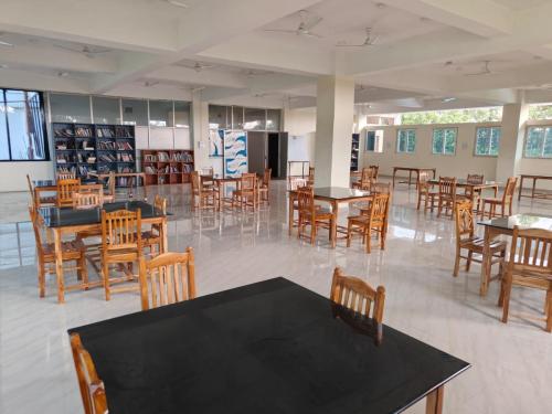 COLLEGE LIBRARY